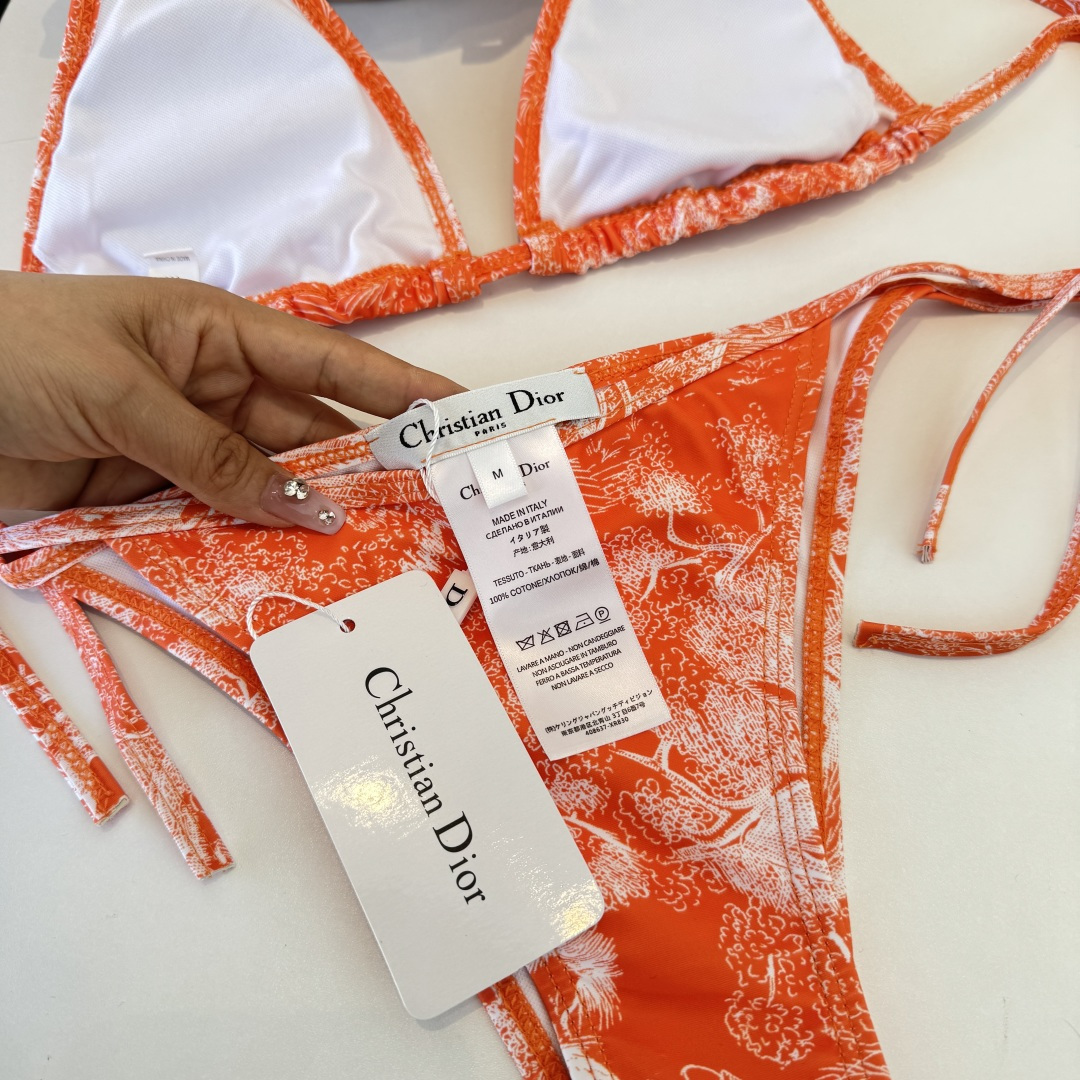 。Dior迪奥比基尼👙 上身超级棒！同步各大专柜发售，自然而然呈现时尚感！十分减龄，具有年轻活力。 码数