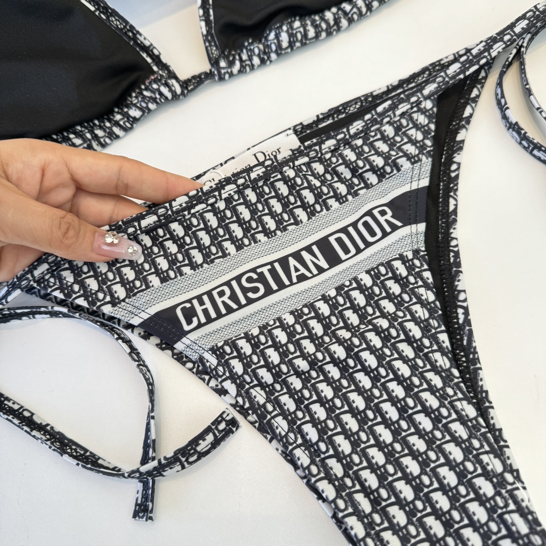 。Dior迪奥比基尼👙 上身超级棒！同步各大专柜发售，自然而然呈现时尚感！十分减龄，具有年轻活力。 码数
