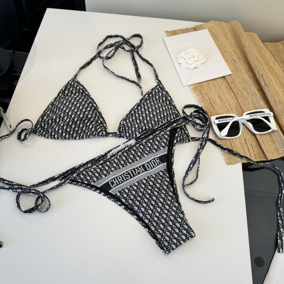 。Dior迪奥比基尼👙 上身超级棒！同步各大专柜发售，自然而然呈现时尚感！十分减龄，具有年轻活力。 码数
