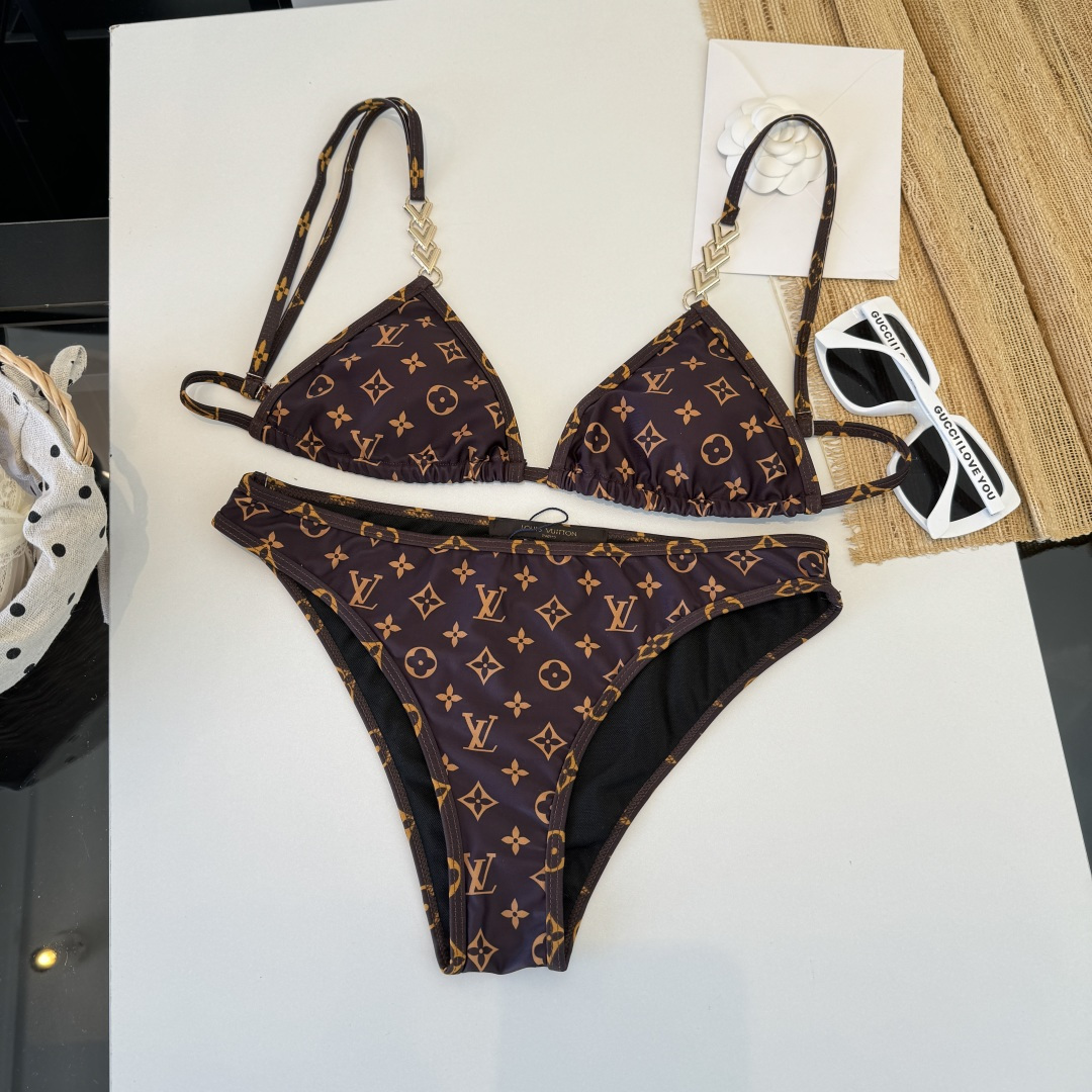 。LV路易威登 比基尼👙 上身超级棒！同步各大专柜发售，自然而然呈现时尚感！十分减龄，具有年轻活力。 码