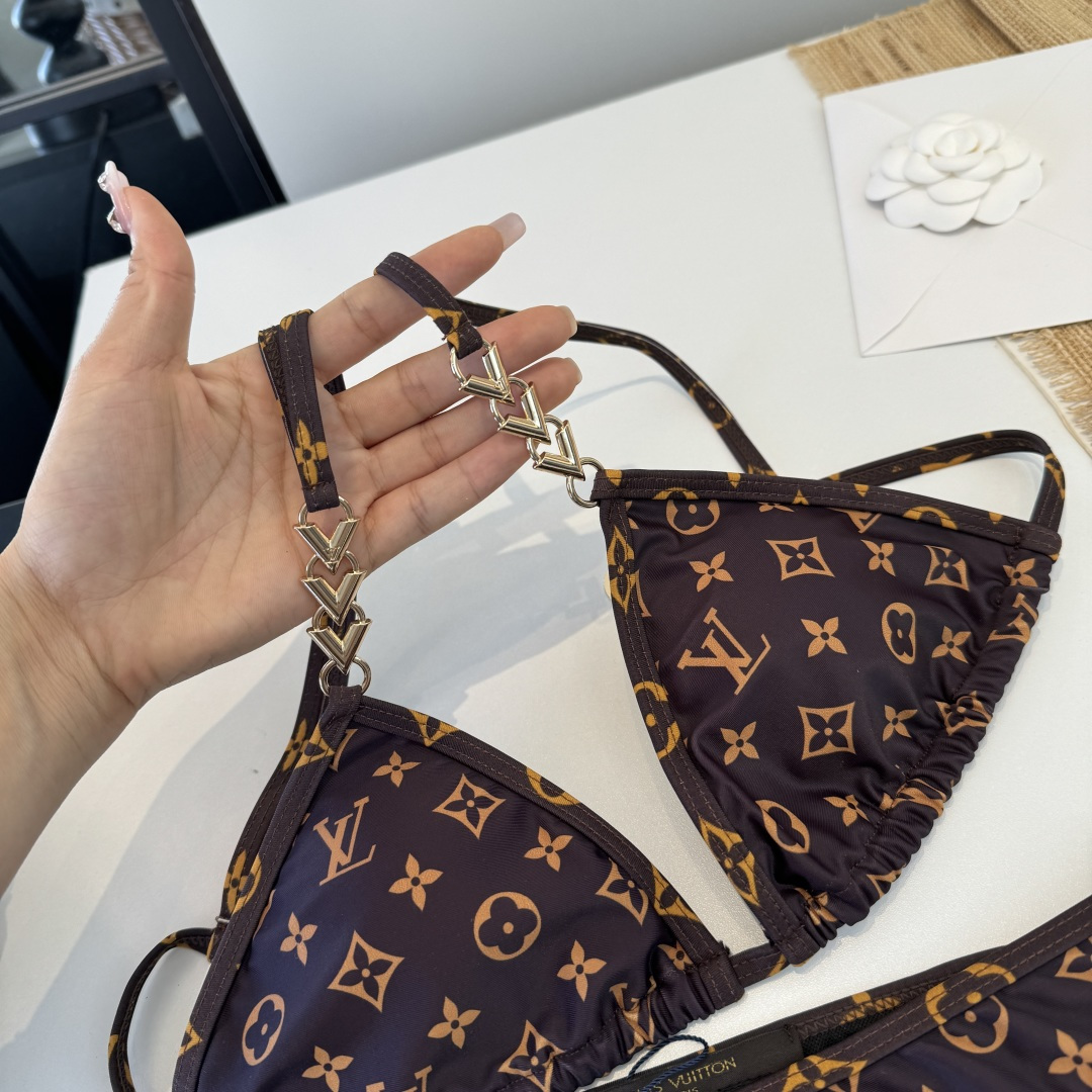 。LV路易威登 比基尼👙 上身超级棒！同步各大专柜发售，自然而然呈现时尚感！十分减龄，具有年轻活力。 码