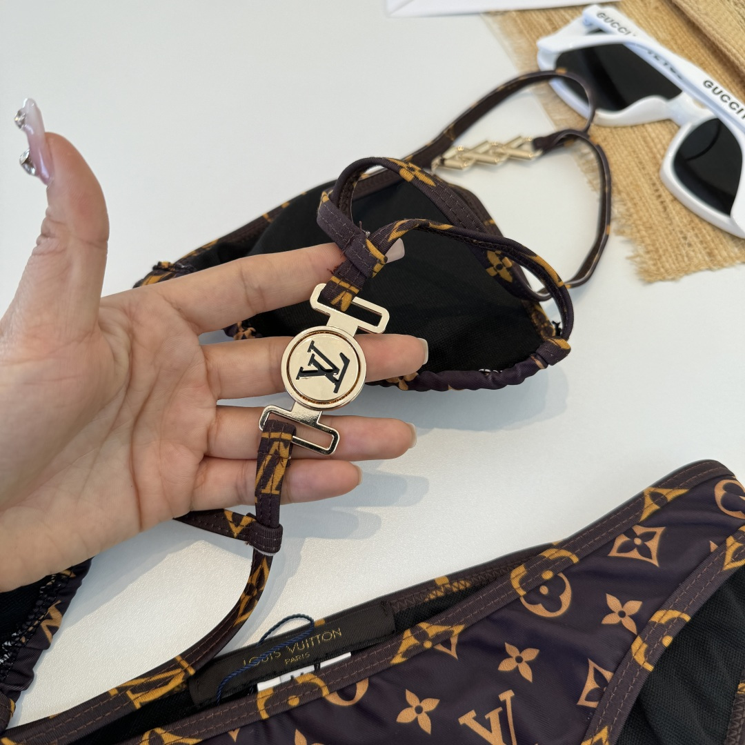 。LV路易威登 比基尼👙 上身超级棒！同步各大专柜发售，自然而然呈现时尚感！十分减龄，具有年轻活力。 码