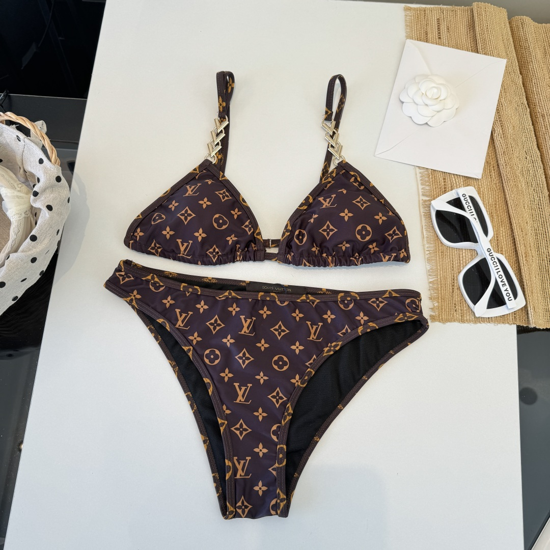 。LV路易威登 比基尼👙 上身超级棒！同步各大专柜发售，自然而然呈现时尚感！十分减龄，具有年轻活力。 码