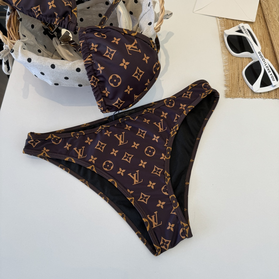 。LV路易威登 比基尼👙 上身超级棒！同步各大专柜发售，自然而然呈现时尚感！十分减龄，具有年轻活力。 码