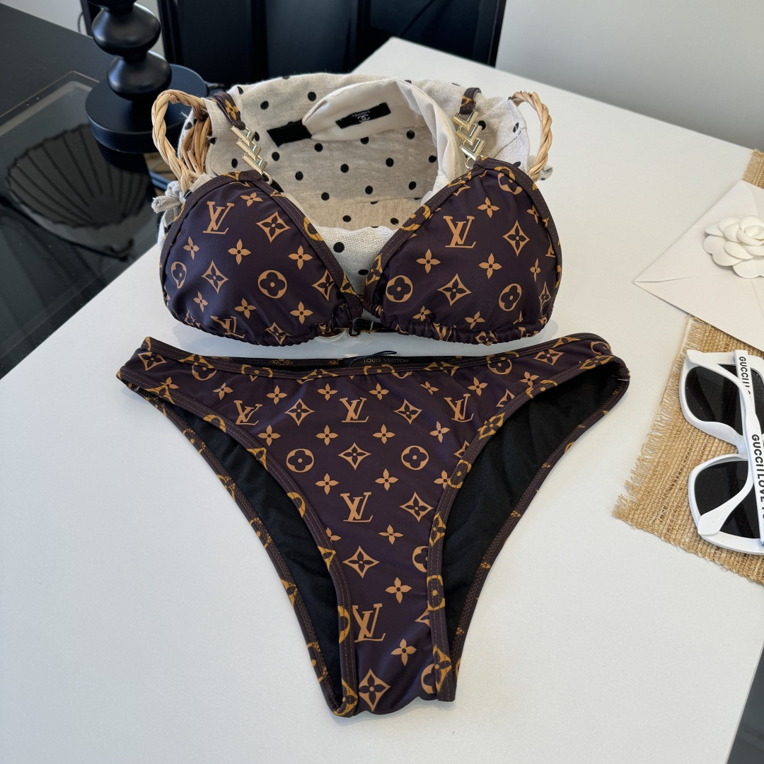 。LV路易威登 比基尼👙 上身超级棒！同步各大专柜发售，自然而然呈现时尚感！十分减龄，具有年轻活力。 码