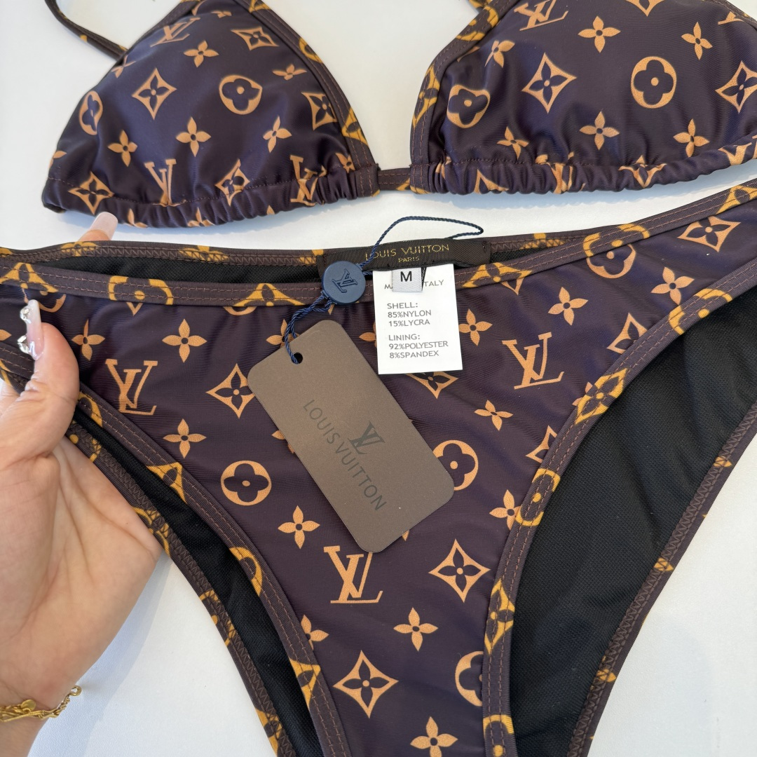 。LV路易威登 比基尼👙 上身超级棒！同步各大专柜发售，自然而然呈现时尚感！十分减龄，具有年轻活力。 码