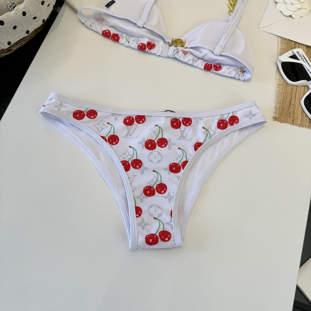 。LV路易威登 比基尼👙 上身超级棒！同步各大专柜发售，自然而然呈现时尚感！十分减龄，具有年轻活力。 码