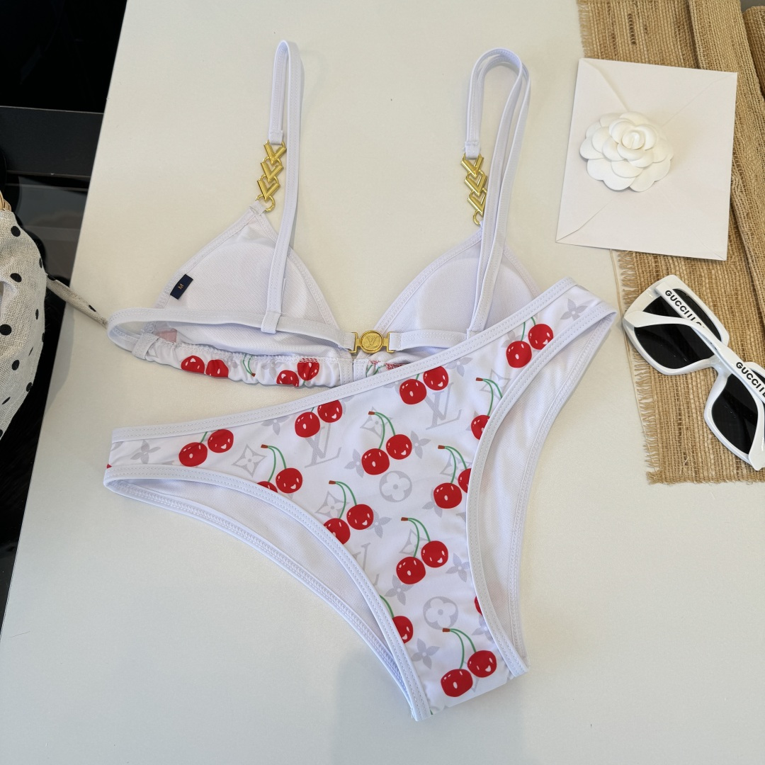 。LV路易威登 比基尼👙 上身超级棒！同步各大专柜发售，自然而然呈现时尚感！十分减龄，具有年轻活力。 码