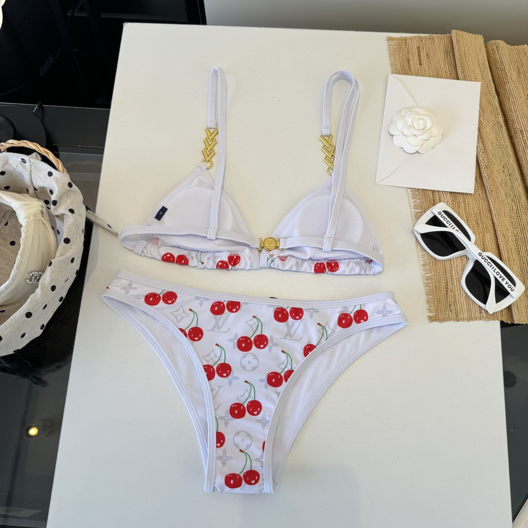 。LV路易威登 比基尼👙 上身超级棒！同步各大专柜发售，自然而然呈现时尚感！十分减龄，具有年轻活力。 码