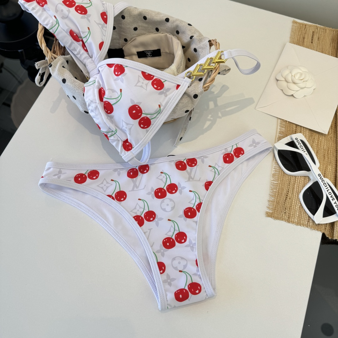 。LV路易威登 比基尼👙 上身超级棒！同步各大专柜发售，自然而然呈现时尚感！十分减龄，具有年轻活力。 码