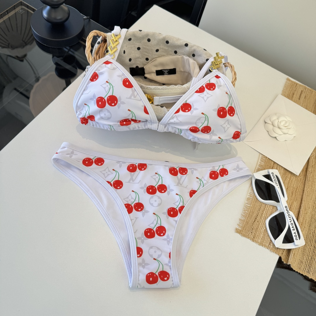 。LV路易威登 比基尼👙 上身超级棒！同步各大专柜发售，自然而然呈现时尚感！十分减龄，具有年轻活力。 码