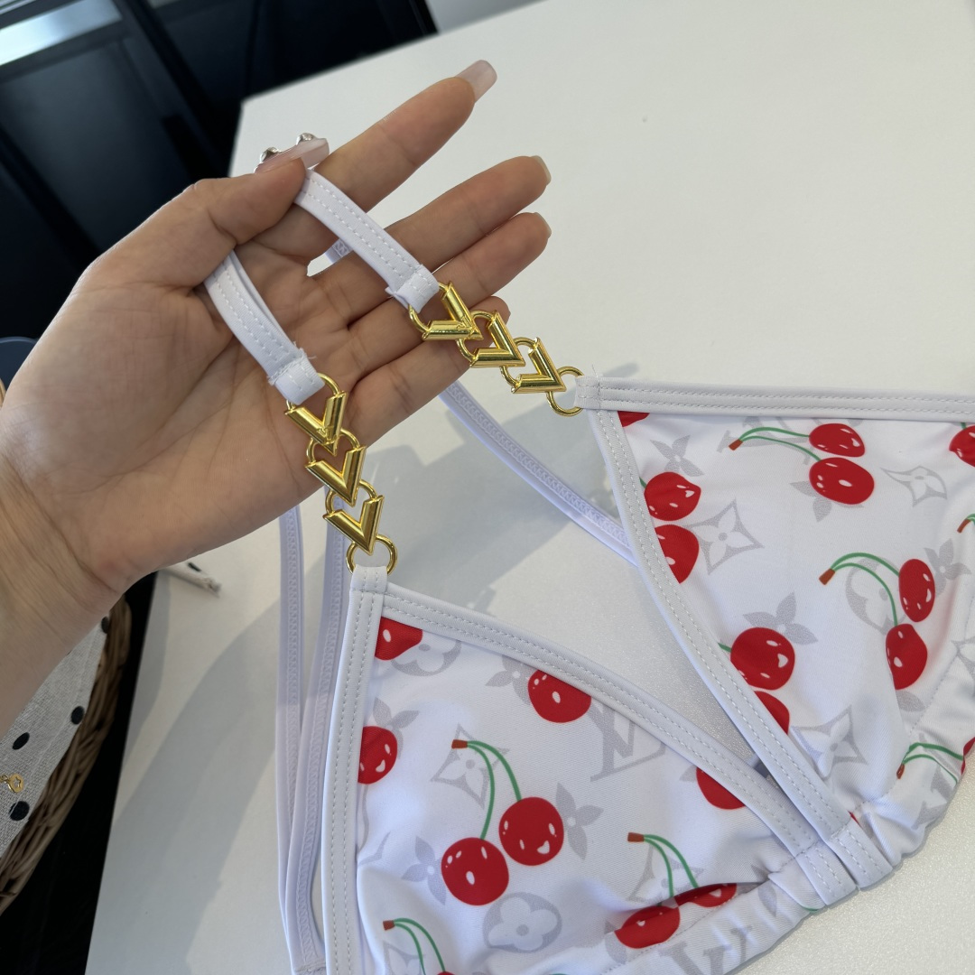 。LV路易威登 比基尼👙 上身超级棒！同步各大专柜发售，自然而然呈现时尚感！十分减龄，具有年轻活力。 码