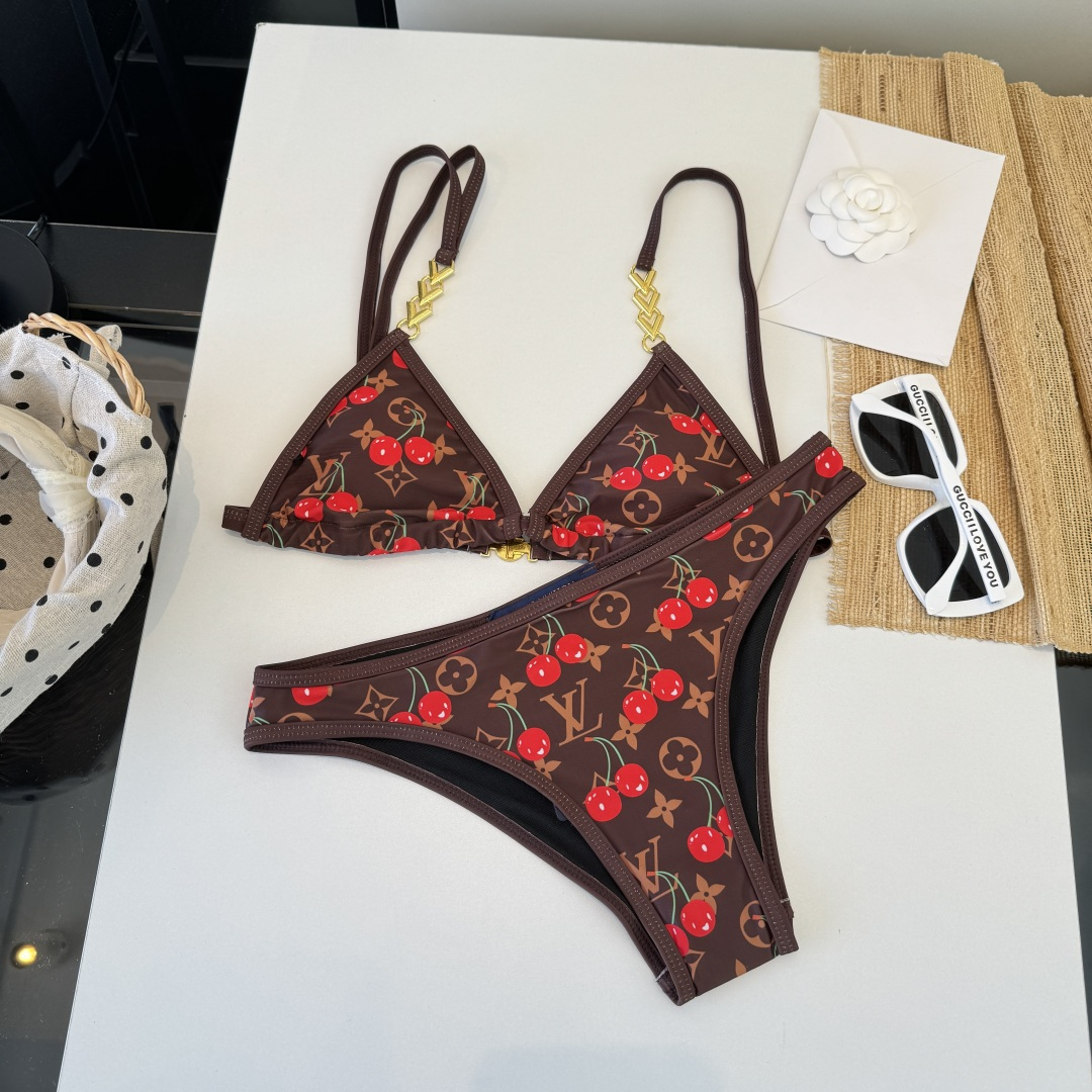 。LV路易威登 比基尼👙 上身超级棒！同步各大专柜发售，自然而然呈现时尚感！十分减龄，具有年轻活力。 码