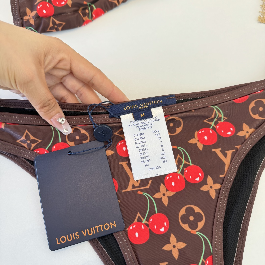 。LV路易威登 比基尼👙 上身超级棒！同步各大专柜发售，自然而然呈现时尚感！十分减龄，具有年轻活力。 码