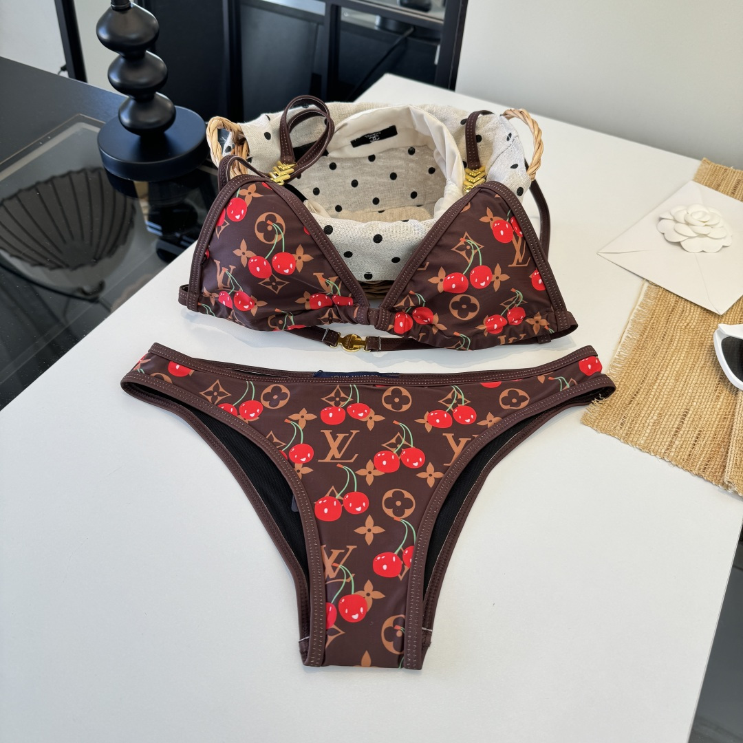 。LV路易威登 比基尼👙 上身超级棒！同步各大专柜发售，自然而然呈现时尚感！十分减龄，具有年轻活力。 码