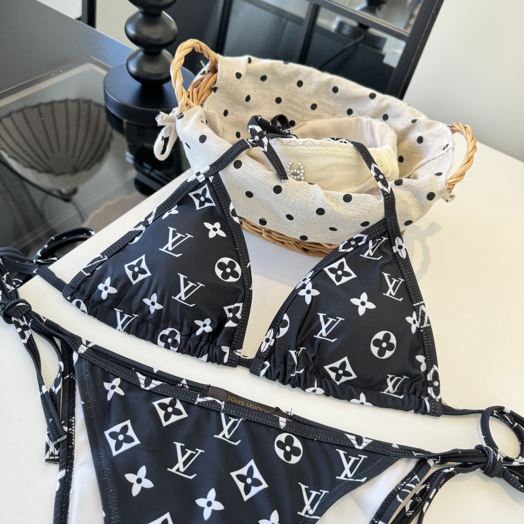 。LV路易威登 比基尼👙 上身超级棒！同步各大专柜发售，自然而然呈现时尚感！十分减龄，具有年轻活力。 码