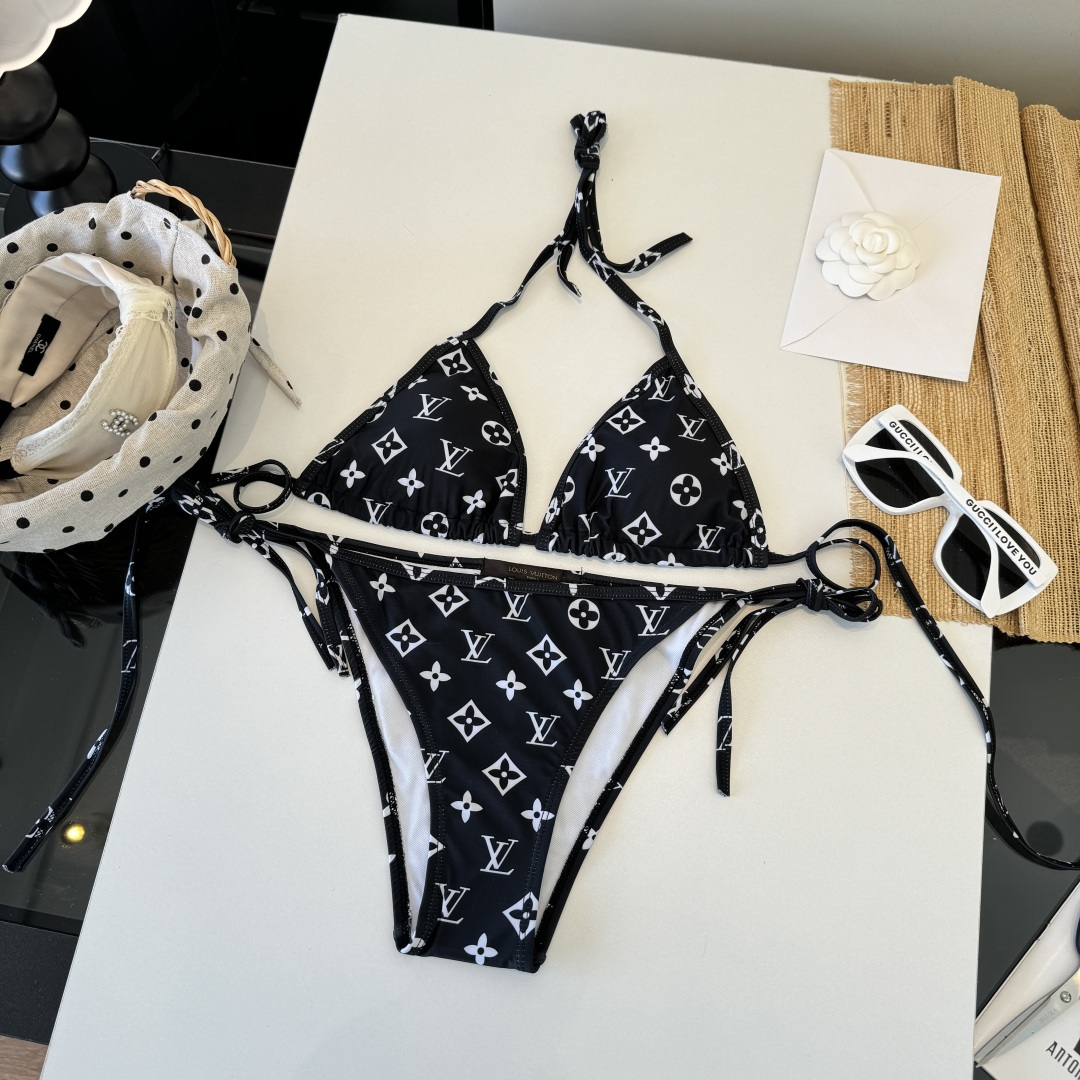 。LV路易威登 比基尼👙 上身超级棒！同步各大专柜发售，自然而然呈现时尚感！十分减龄，具有年轻活力。 码