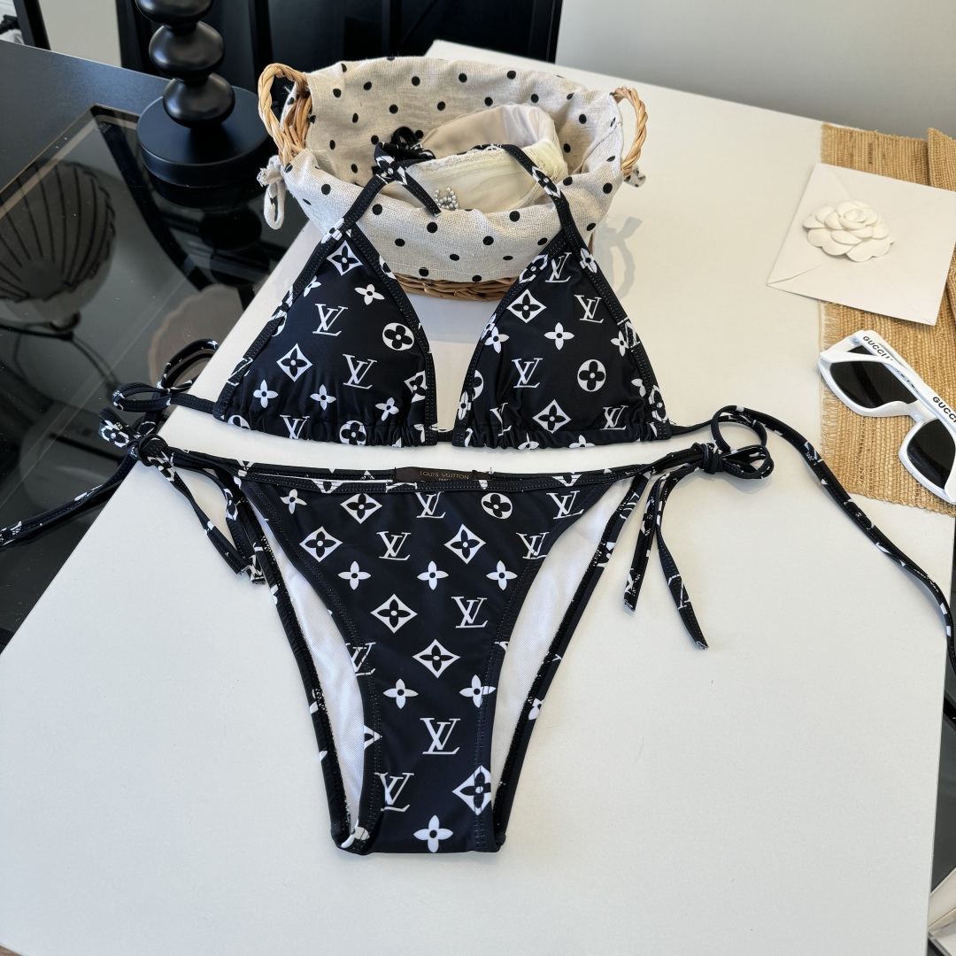 。LV路易威登 比基尼👙 上身超级棒！同步各大专柜发售，自然而然呈现时尚感！十分减龄，具有年轻活力。 码