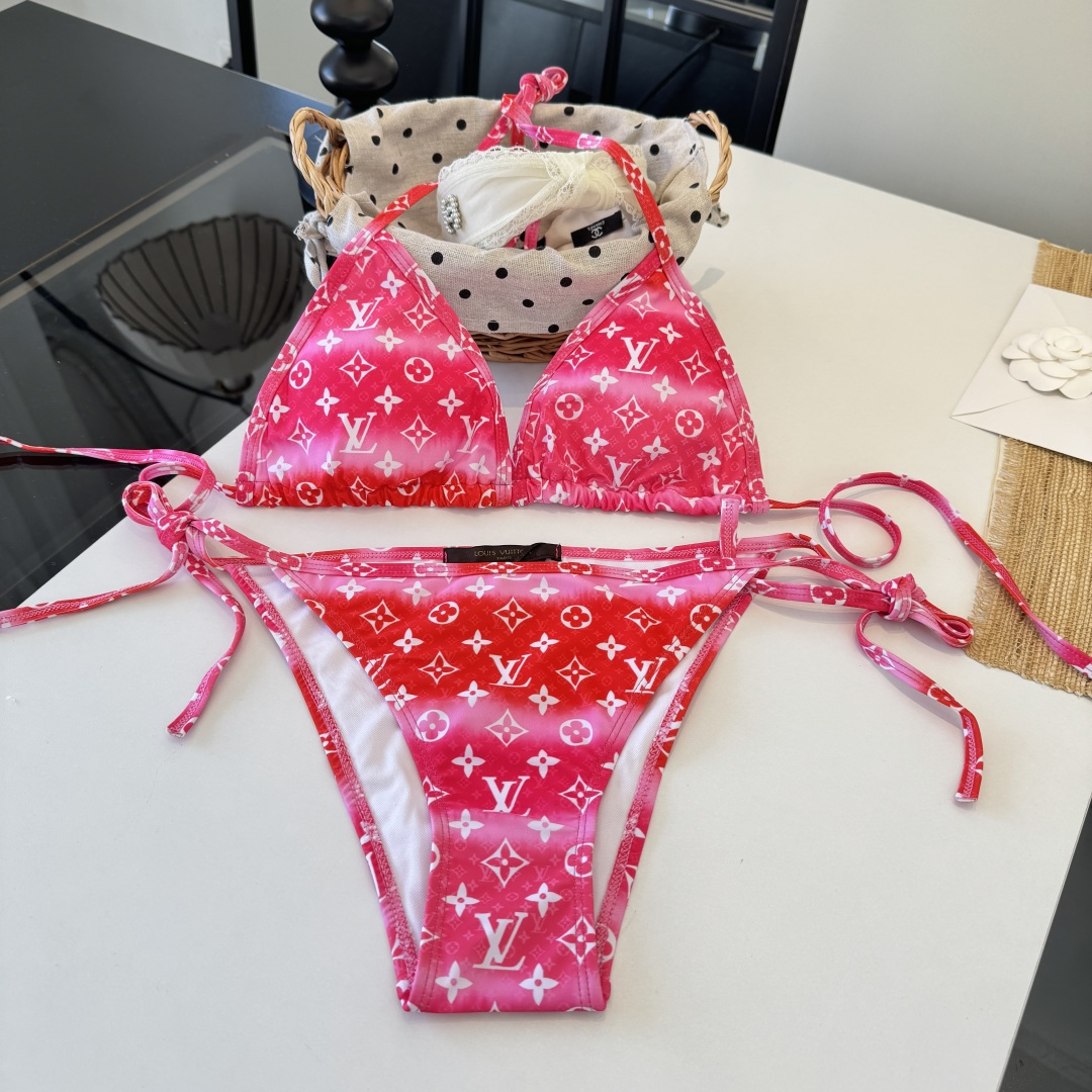 。LV路易威登 比基尼👙 上身超级棒！同步各大专柜发售，自然而然呈现时尚感！十分减龄，具有年轻活力。 码