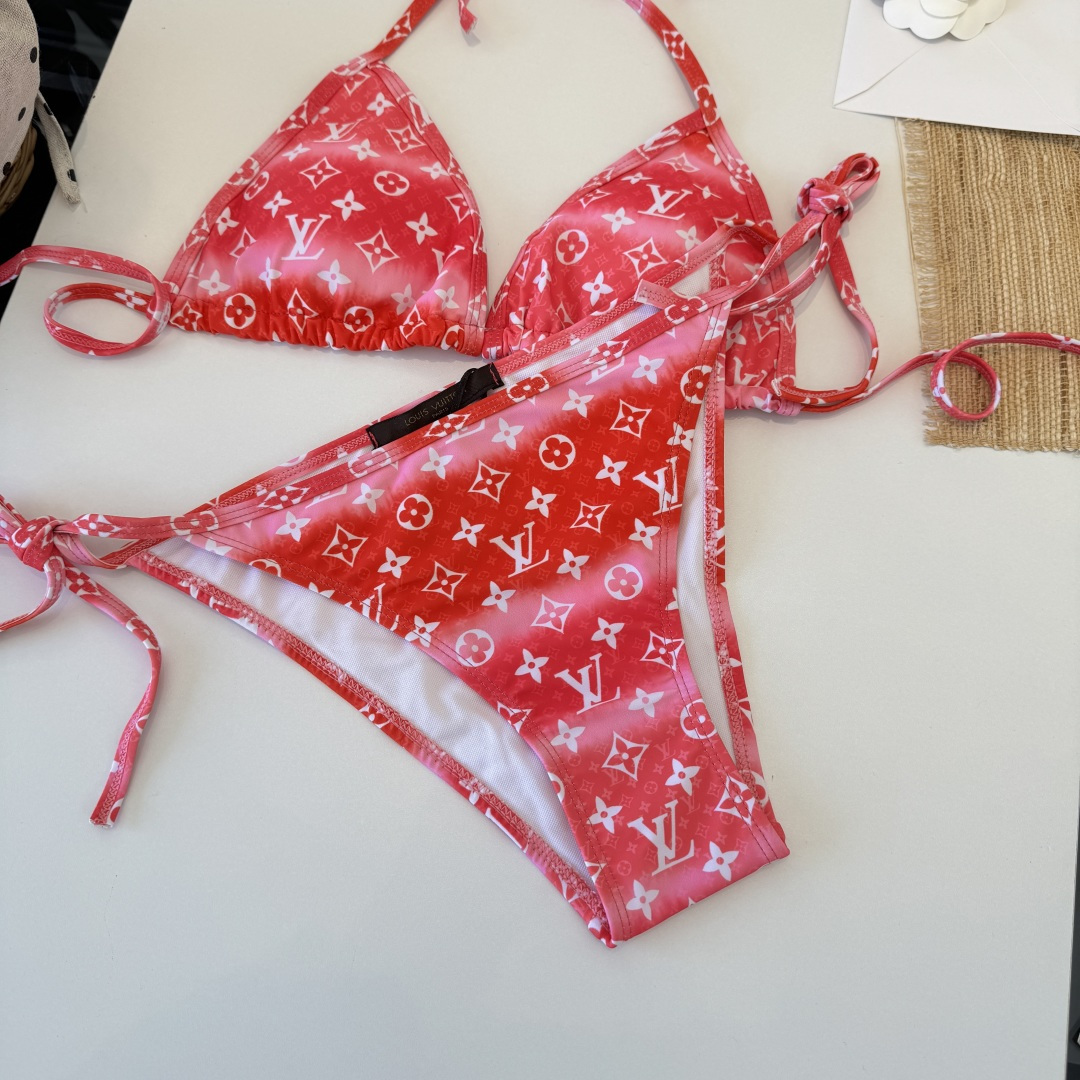 。LV路易威登 比基尼👙 上身超级棒！同步各大专柜发售，自然而然呈现时尚感！十分减龄，具有年轻活力。 码