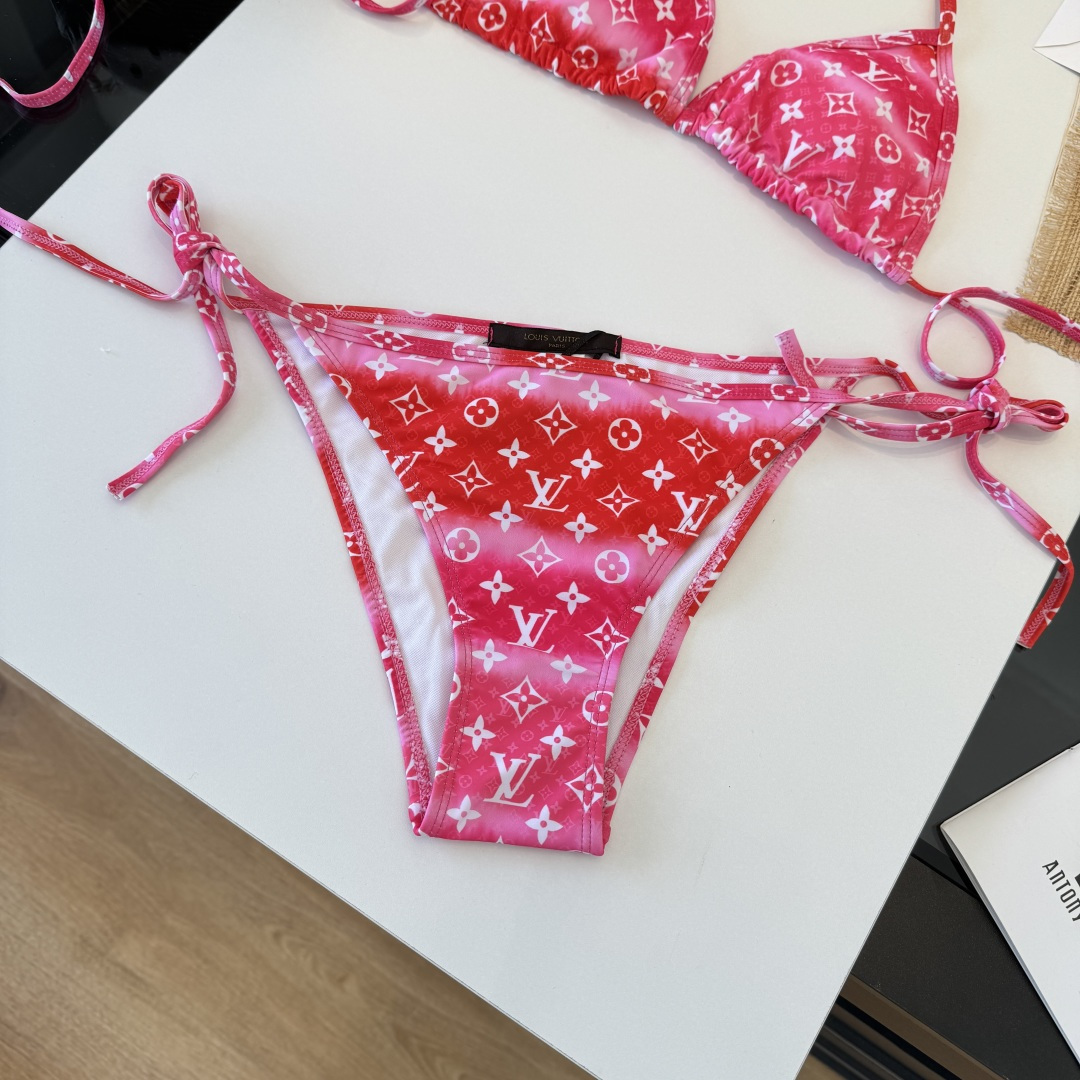 。LV路易威登 比基尼👙 上身超级棒！同步各大专柜发售，自然而然呈现时尚感！十分减龄，具有年轻活力。 码