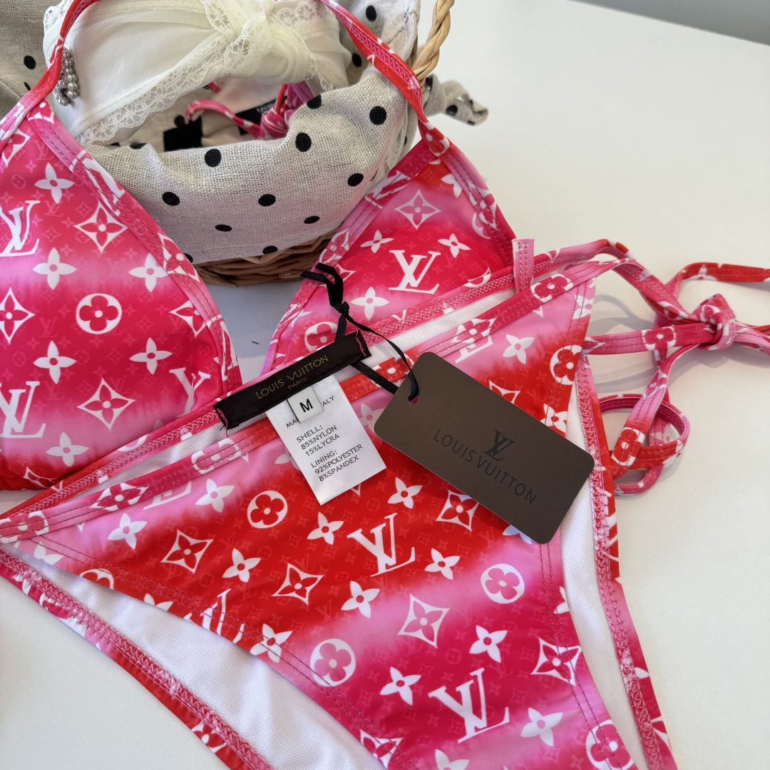 。LV路易威登 比基尼👙 上身超级棒！同步各大专柜发售，自然而然呈现时尚感！十分减龄，具有年轻活力。 码