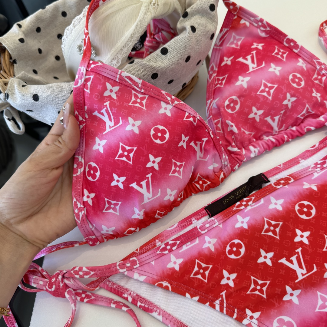 。LV路易威登 比基尼👙 上身超级棒！同步各大专柜发售，自然而然呈现时尚感！十分减龄，具有年轻活力。 码