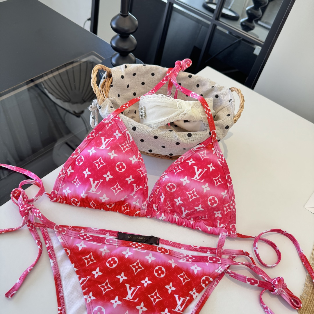 。LV路易威登 比基尼👙 上身超级棒！同步各大专柜发售，自然而然呈现时尚感！十分减龄，具有年轻活力。 码