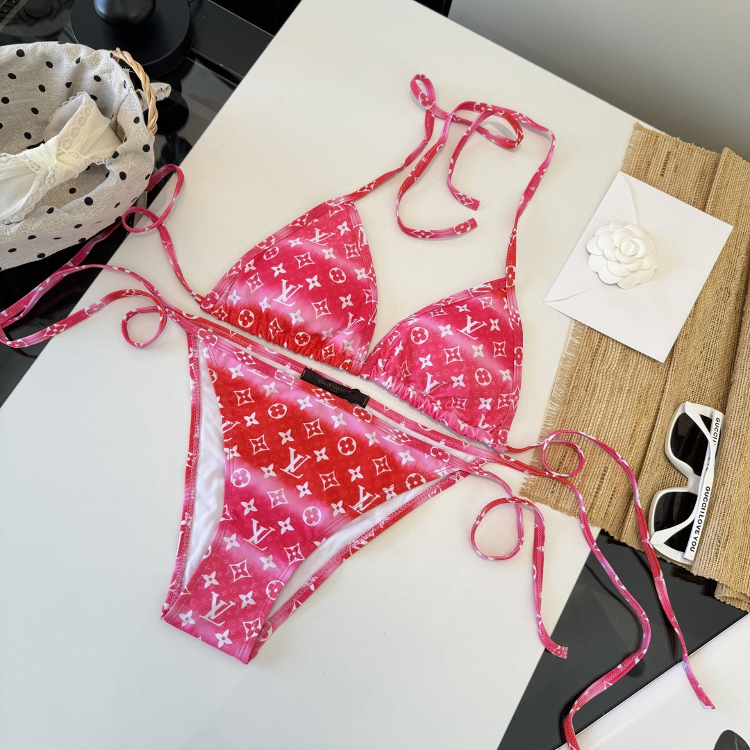 。LV路易威登 比基尼👙 上身超级棒！同步各大专柜发售，自然而然呈现时尚感！十分减龄，具有年轻活力。 码