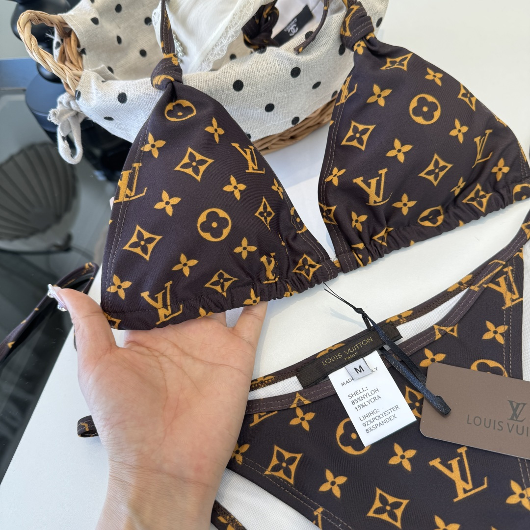 。LV路易威登 比基尼👙 上身超级棒！同步各大专柜发售，自然而然呈现时尚感！十分减龄，具有年轻活力。 码