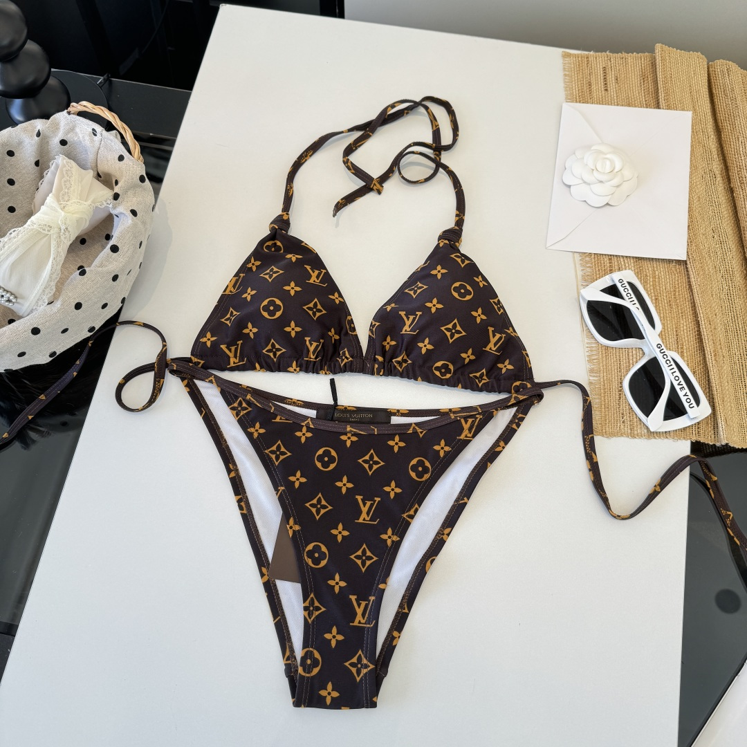 。LV路易威登 比基尼👙 上身超级棒！同步各大专柜发售，自然而然呈现时尚感！十分减龄，具有年轻活力。 码