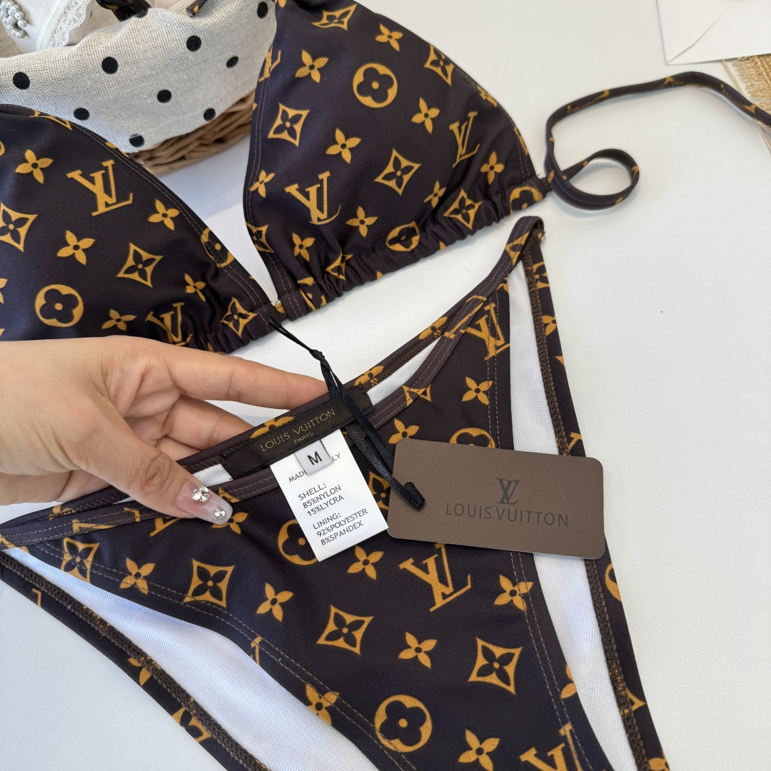 。LV路易威登 比基尼👙 上身超级棒！同步各大专柜发售，自然而然呈现时尚感！十分减龄，具有年轻活力。 码