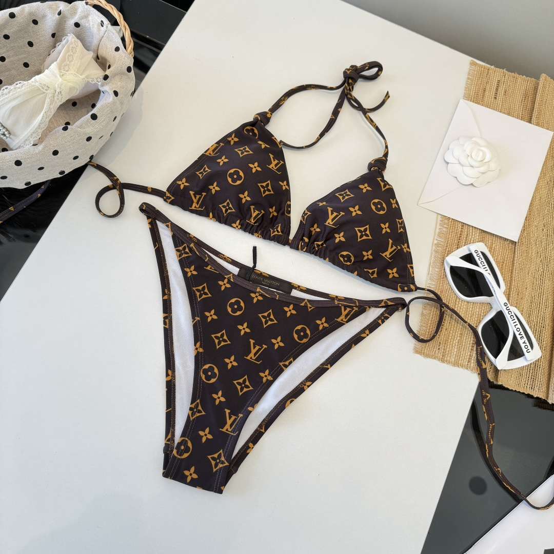 。LV路易威登 比基尼👙 上身超级棒！同步各大专柜发售，自然而然呈现时尚感！十分减龄，具有年轻活力。 码