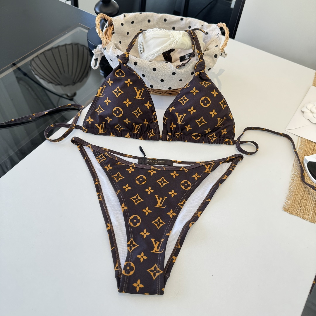 。LV路易威登 比基尼👙 上身超级棒！同步各大专柜发售，自然而然呈现时尚感！十分减龄，具有年轻活力。 码