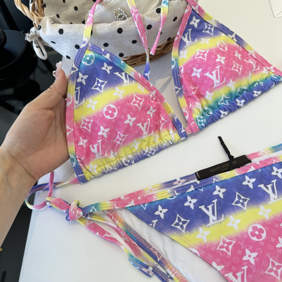 。LV路易威登 比基尼👙 上身超级棒！同步各大专柜发售，自然而然呈现时尚感！十分减龄，具有年轻活力。 码