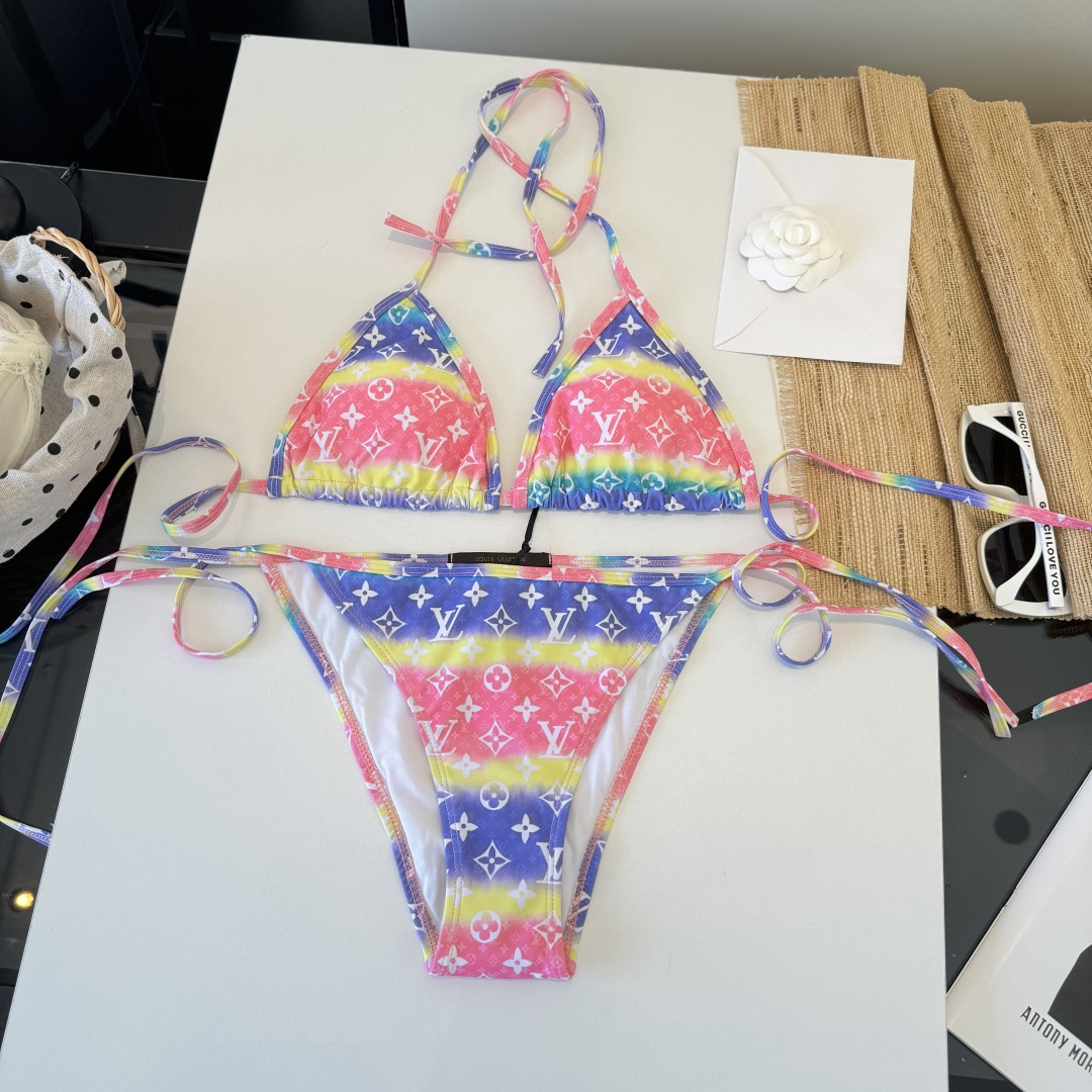 。LV路易威登 比基尼👙 上身超级棒！同步各大专柜发售，自然而然呈现时尚感！十分减龄，具有年轻活力。 码