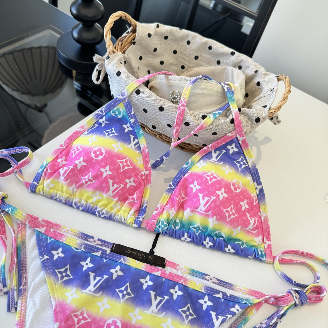 。LV路易威登 比基尼👙 上身超级棒！同步各大专柜发售，自然而然呈现时尚感！十分减龄，具有年轻活力。 码