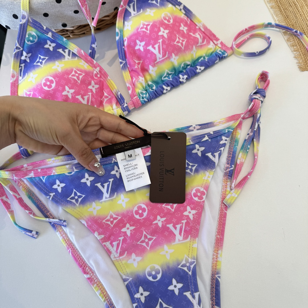 。LV路易威登 比基尼👙 上身超级棒！同步各大专柜发售，自然而然呈现时尚感！十分减龄，具有年轻活力。 码