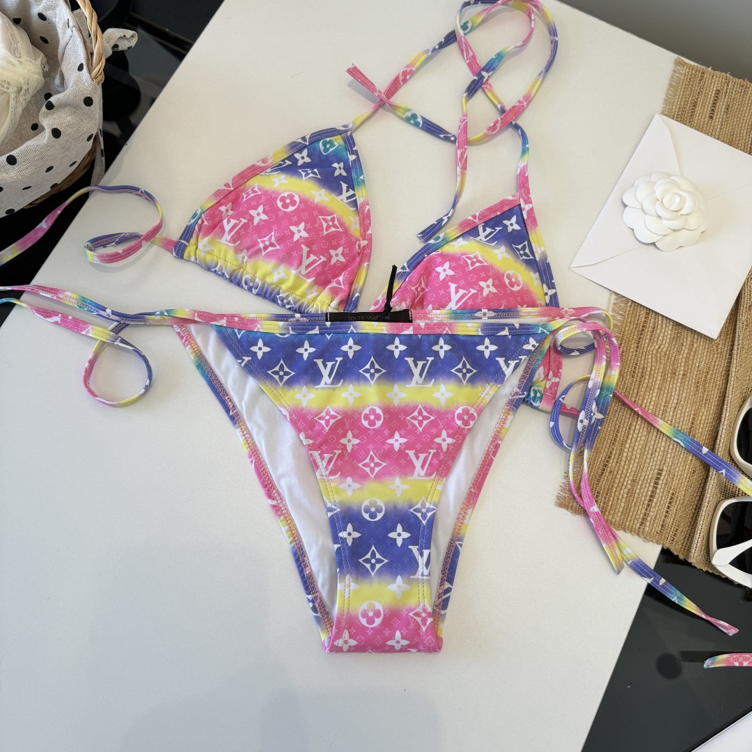 。LV路易威登 比基尼👙 上身超级棒！同步各大专柜发售，自然而然呈现时尚感！十分减龄，具有年轻活力。 码