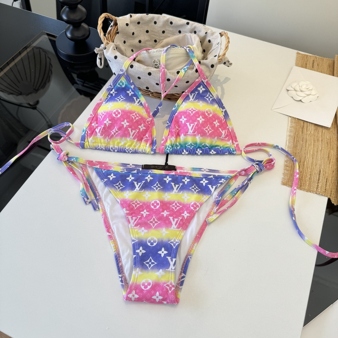 。LV路易威登 比基尼👙 上身超级棒！同步各大专柜发售，自然而然呈现时尚感！十分减龄，具有年轻活力。 码
