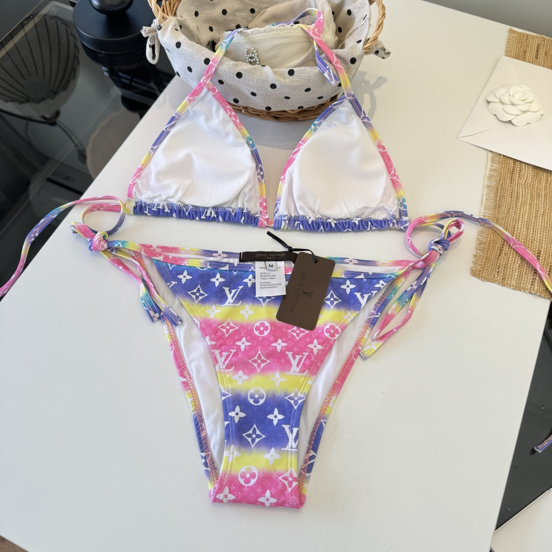 。LV路易威登 比基尼👙 上身超级棒！同步各大专柜发售，自然而然呈现时尚感！十分减龄，具有年轻活力。 码