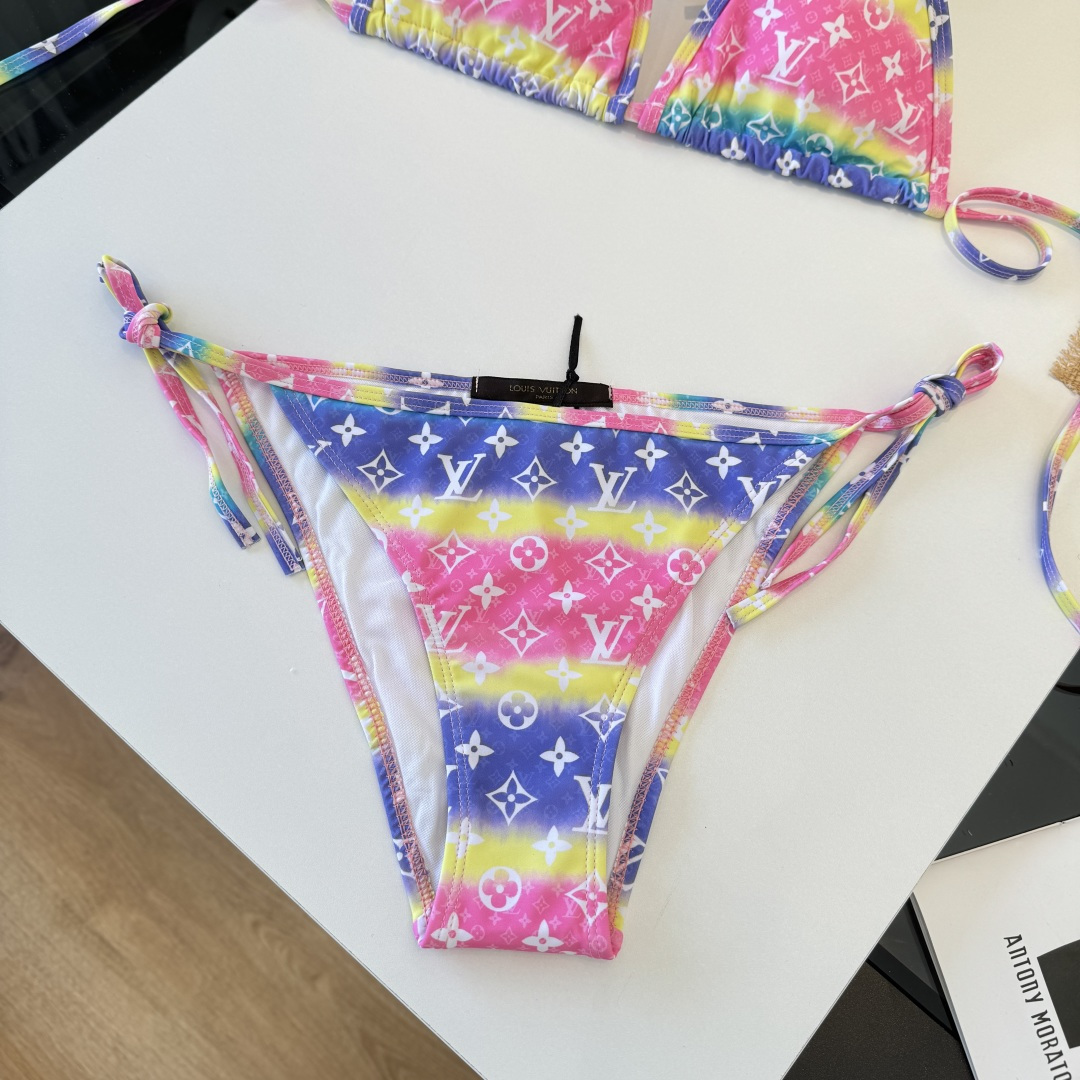 。LV路易威登 比基尼👙 上身超级棒！同步各大专柜发售，自然而然呈现时尚感！十分减龄，具有年轻活力。 码