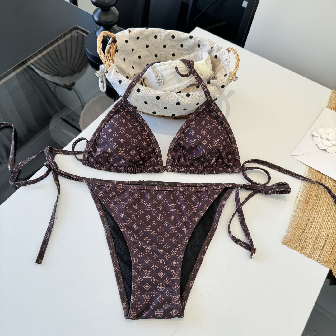 。LV路易威登 比基尼👙 上身超级棒！同步各大专柜发售，自然而然呈现时尚感！十分减龄，具有年轻活力。 码