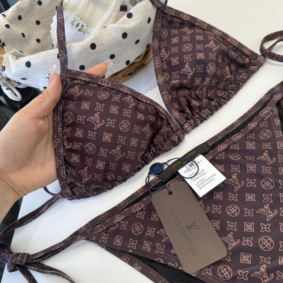 。LV路易威登 比基尼👙 上身超级棒！同步各大专柜发售，自然而然呈现时尚感！十分减龄，具有年轻活力。 码