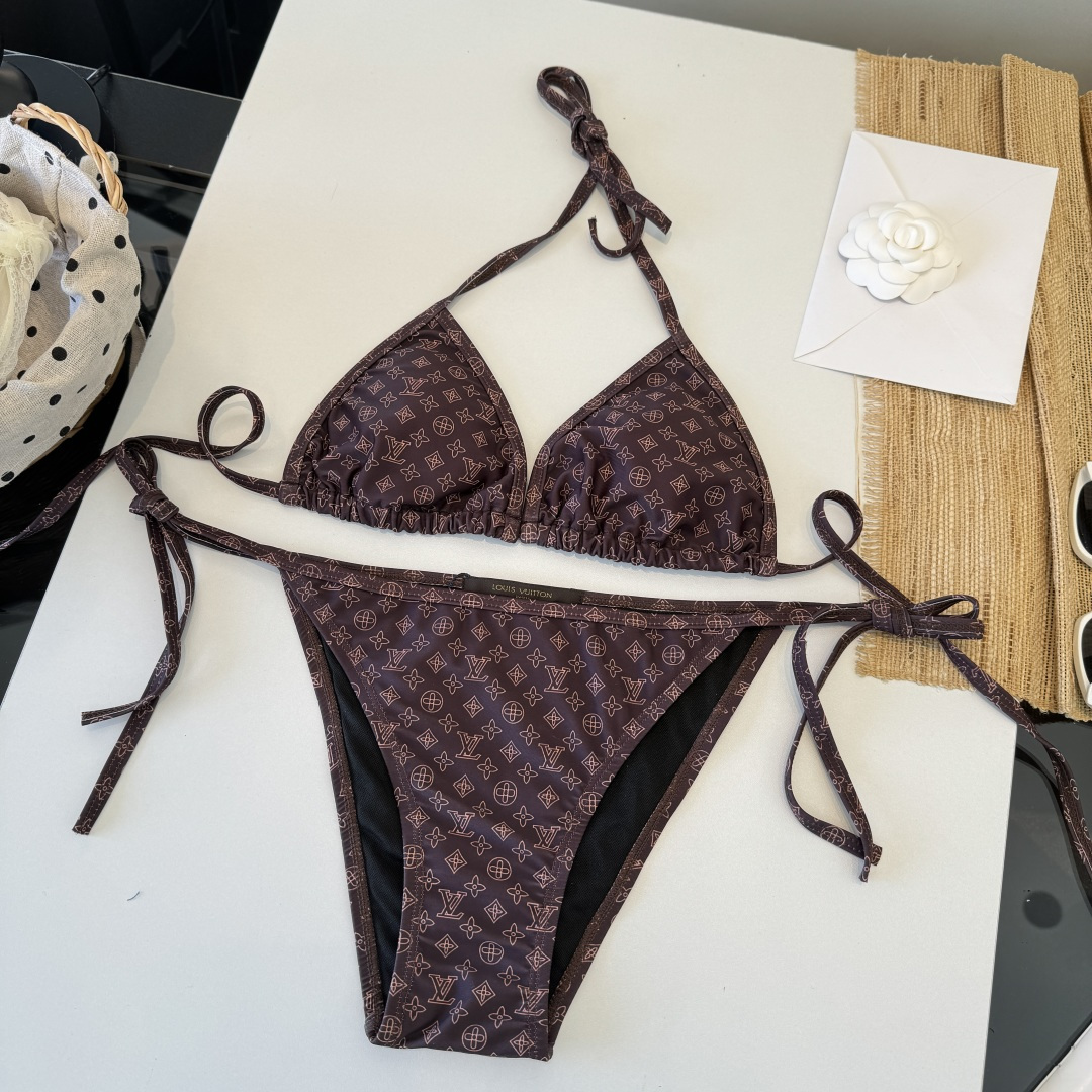 。LV路易威登 比基尼👙 上身超级棒！同步各大专柜发售，自然而然呈现时尚感！十分减龄，具有年轻活力。 码