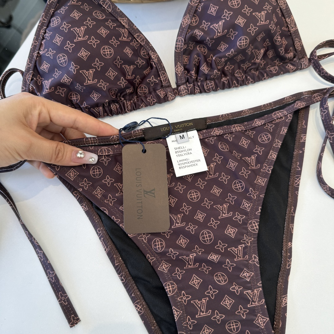 。LV路易威登 比基尼👙 上身超级棒！同步各大专柜发售，自然而然呈现时尚感！十分减龄，具有年轻活力。 码