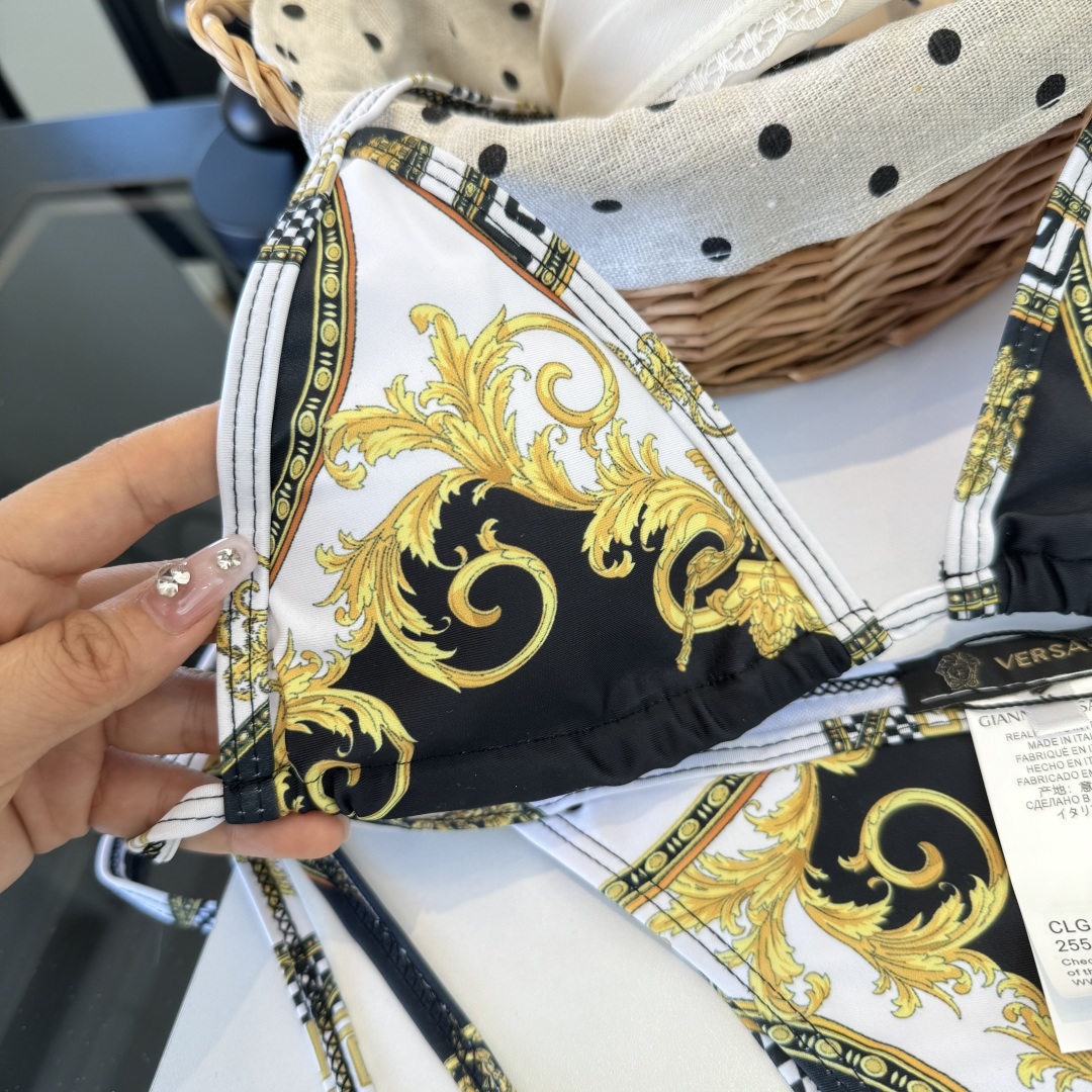 。范思哲 比基尼👙 上身超级棒！同步各大专柜发售，自然而然呈现时尚感！十分减龄，具有年轻活力。 码数：S