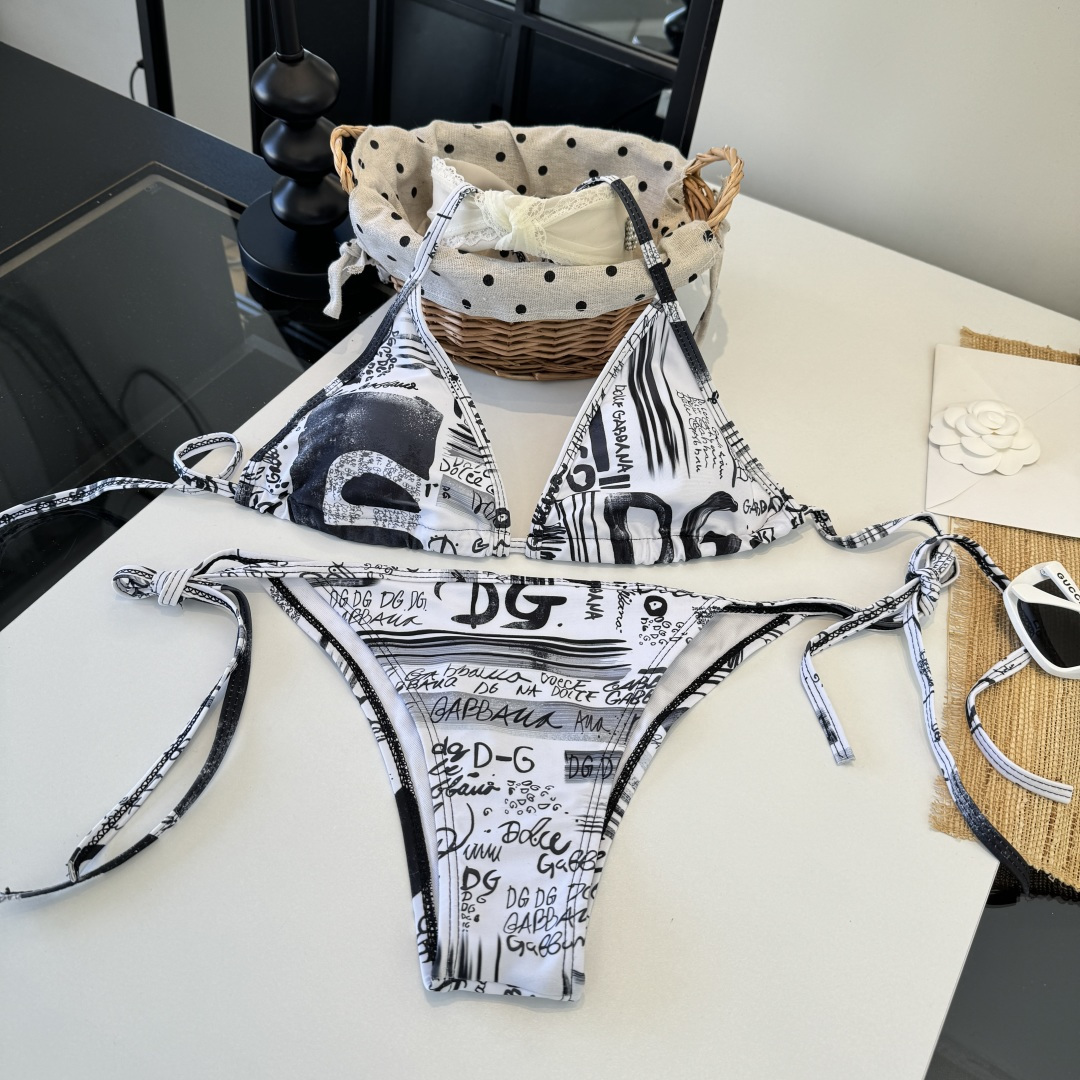 。D&G杜嘉班纳比基尼👙 上身超级棒！同步各大专柜发售，自然而然呈现时尚感！十分减龄，具有年轻活力。 码