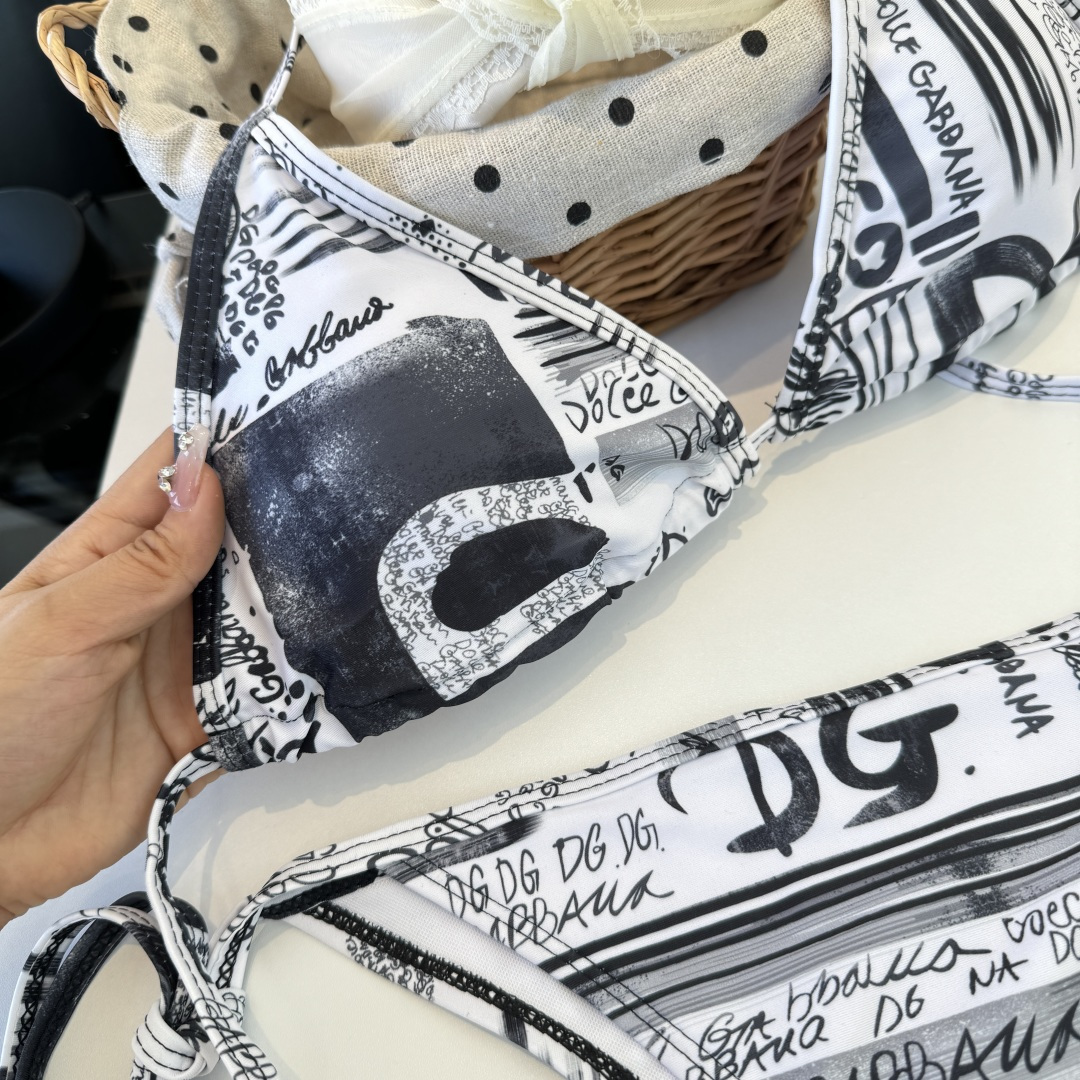 。D&G杜嘉班纳比基尼👙 上身超级棒！同步各大专柜发售，自然而然呈现时尚感！十分减龄，具有年轻活力。 码