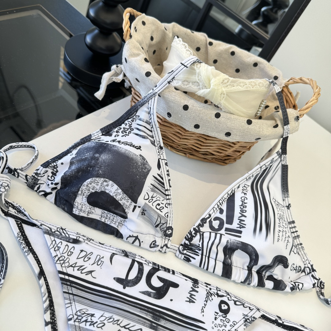 。D&G杜嘉班纳比基尼👙 上身超级棒！同步各大专柜发售，自然而然呈现时尚感！十分减龄，具有年轻活力。 码